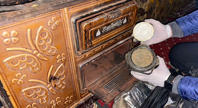Jandarma operasyonunda uyuşturucu sobadan çıktı
