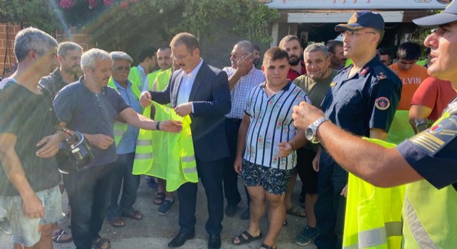 Jandarma reflektifli yelek dağıttı