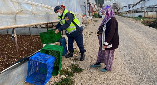 Jandarma sera sahipleri ile zarar gören seraları onardı