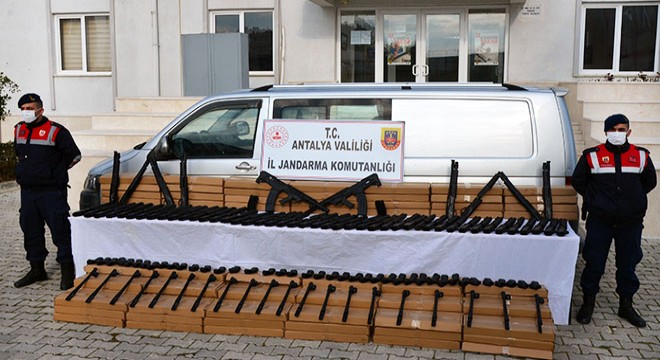 Jandarma silah kaçakçılarını yakaladı