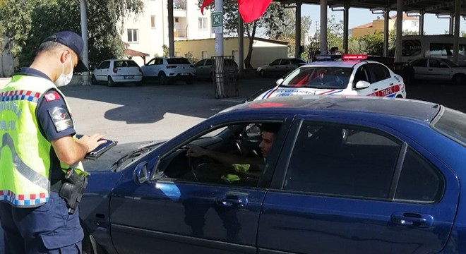 Jandarma sürücüleri denetledi