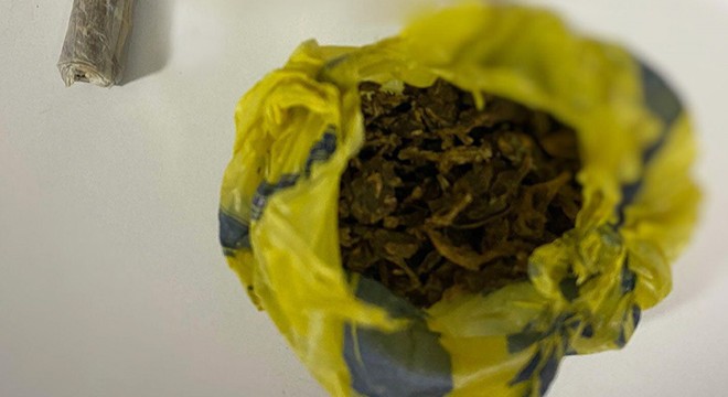 Jandarma taksideki yolcuda esrar ele geçirdi