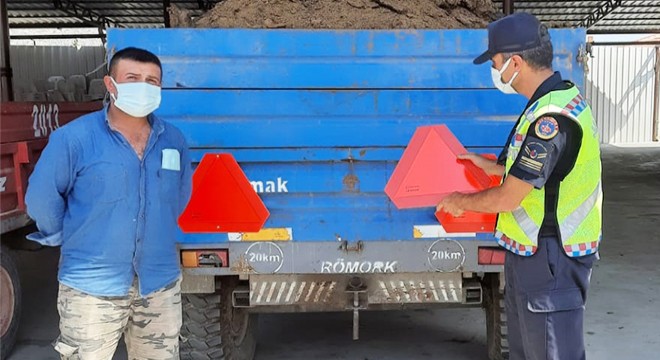 Jandarma traktör kazalarını önlemek için reflektör dağıttı