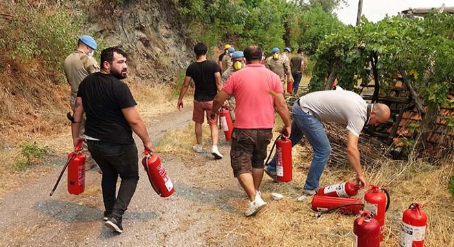 Jandarma ve mahalleliden söndürme tüpüyle müdahale