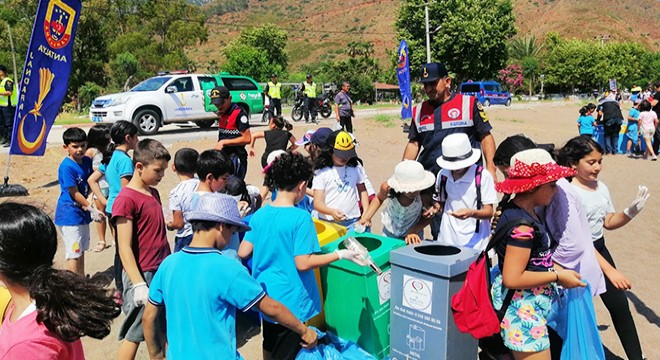 Jandarma ve öğrenciler sahilde çevre temizliği yaptı