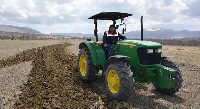 Jandarma, evden çıkamayan yaşlı adamın tarlasını sürdü