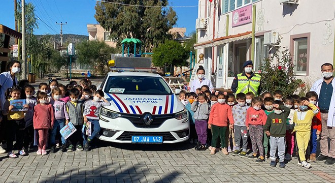 Jandarma öğrencilere trafik kurallarını anlattı