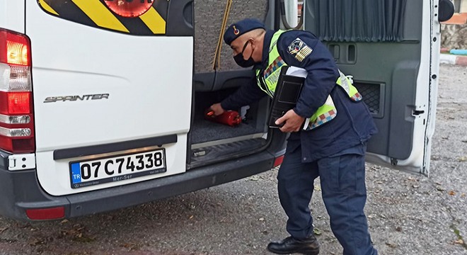 Jandarma öğrencileri bilgilendirdi, servis araçlarını denetledi