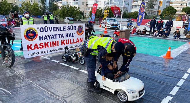 Jandarma personeli öğrencilerle kitap okudu