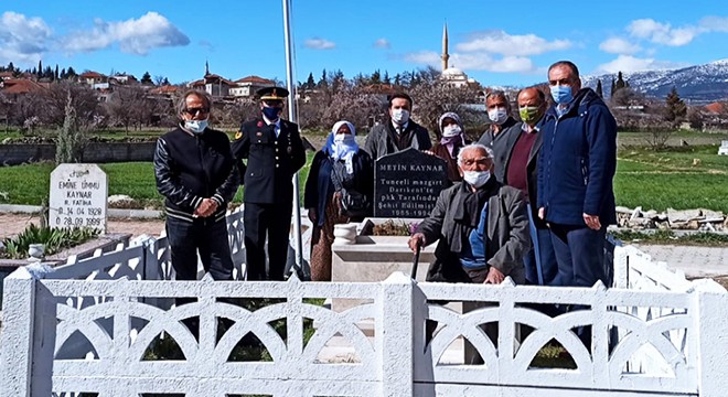 Jandarma, şehit öğretmenin mezarını yeniledi