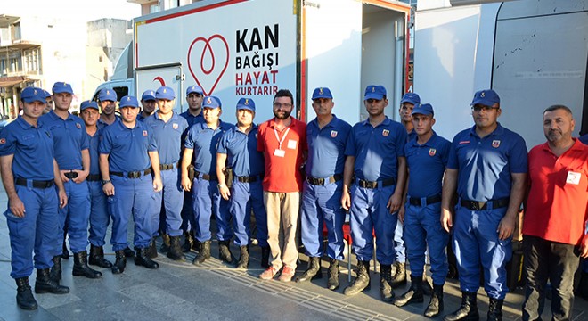 Jandarmadan Kızılay'a kan bağışı