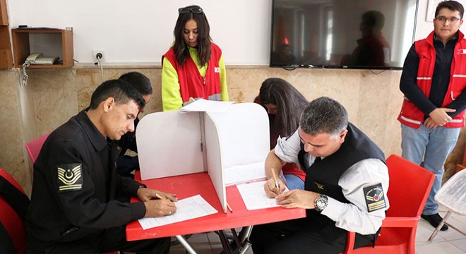 Jandarmadan Kızılay'a kan bağışı