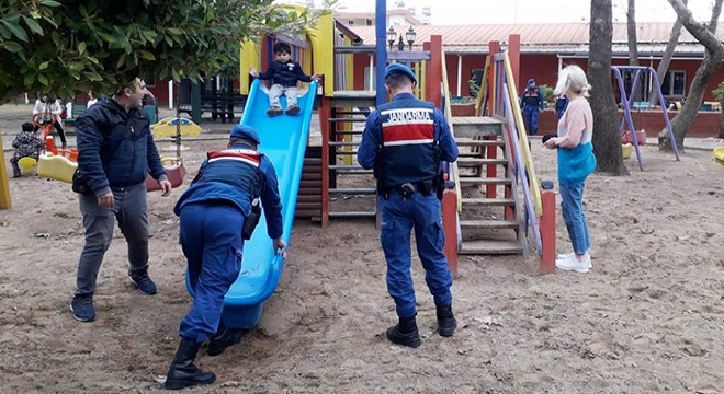 Jandarmadan çocuğa telsiz kullanma dersi