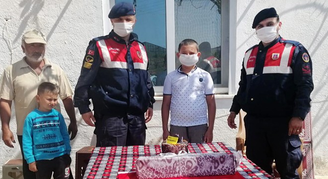 Jandarmadan çocuklara doğum günü sürprizi