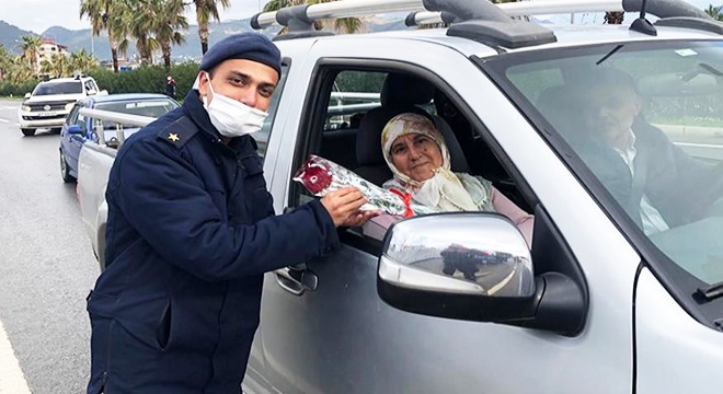 Jandarmadan kadınlara karanfil