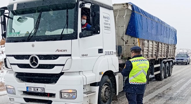 Jandarmadan kış lastiği uygulaması