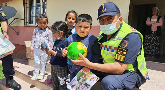 Jandarmadan köy okulu öğrencilerine hediye