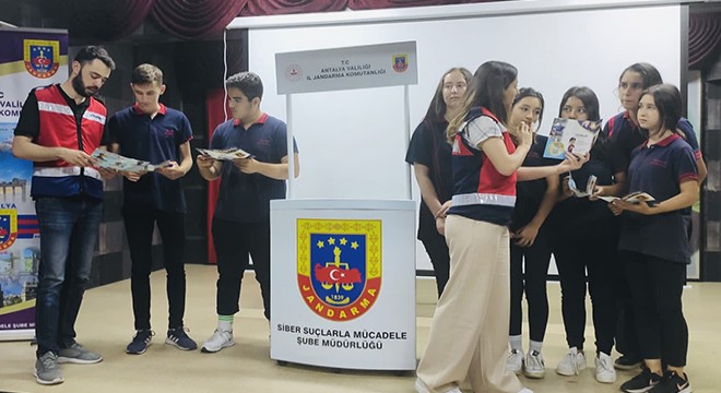 Jandarmadan öğrencilere siber dünya eğitimi
