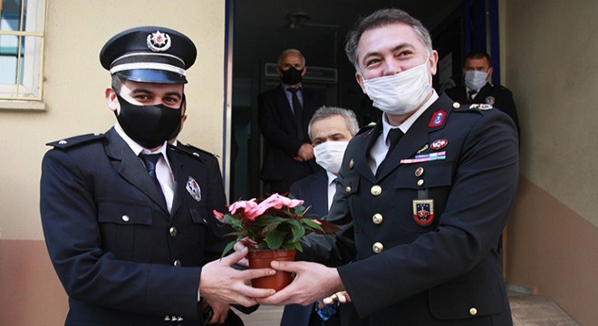 Jandarmadan polise alkışlı kutlama