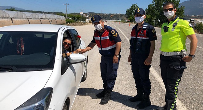 Jandarmadan annelere ziyaret, kadın sürücülere gül