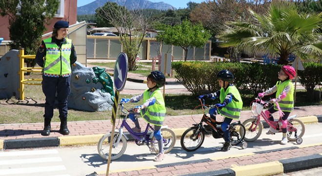 Jandarmadan çocuklara bisiklet kullanma eğitimi