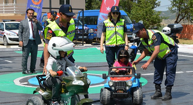 Jandarmadan öğrencilere uygulamalı trafik eğitimi