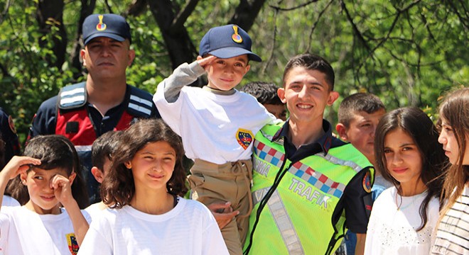 Jandarmanın kuruluş yıl dönümü öğrencilerle kutlandı