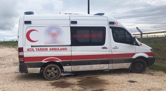 Jandarmayı görünce kiralık ambulansla taşıdığı esrarı yol kenarına attı