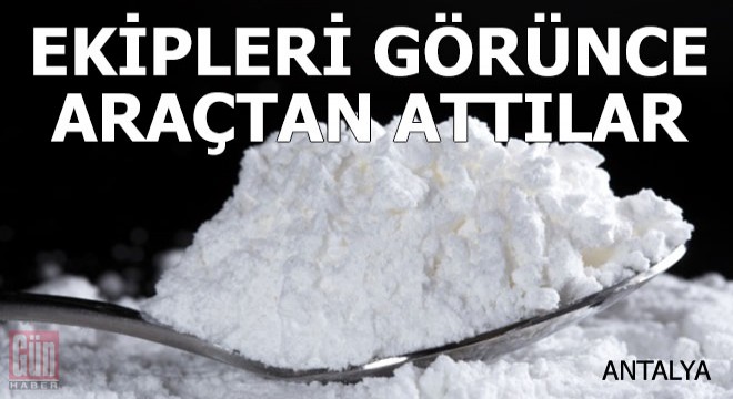 Jandarmayı görünce uyuşturucuyu araçtan attılar