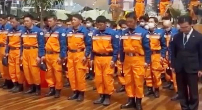 Japon arama kurtarma ekibinden saygı duruşu