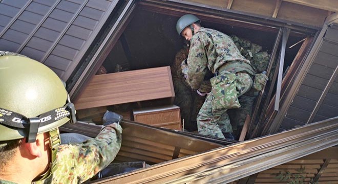 Japonya ordusu, 10 bin personelle deprem bölgesinde