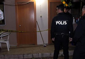 Arkadaşlarının kapıyı kırıp girdikleri evinde ölü bulundu