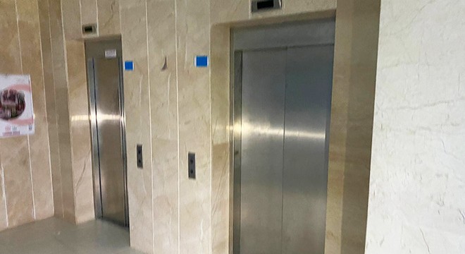 KYK yurdunda zemine çakılan boş asansör panik yarattı