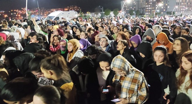 KYK yurdunda öğrencinin asansörde mahsur kalmasına protesto