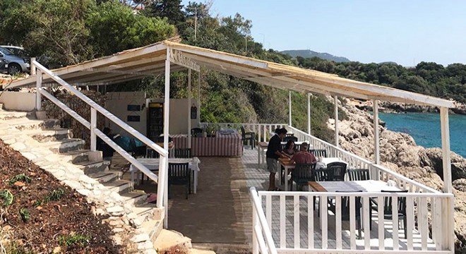 Kaçak ahşap yapı yıkıldı