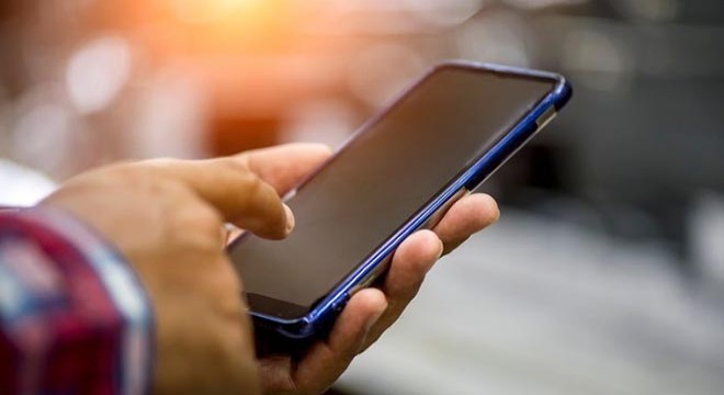 Kaçak cep telefonları battaniyenin arasında ele geçti