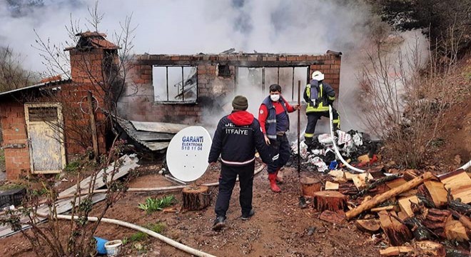 Kaçak kullandığı elektriğin kesilmesine sinirlenip evini yaktı