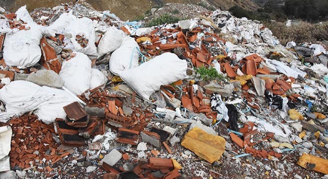 Kaçak moloz dökülen alanda asbeste rastlandı