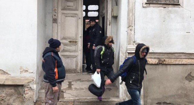 Kaçaklar, ısınmak için ateş yakınca yakalandı
