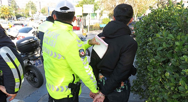 Kaçan motosikletli gaza bastı; polisi 10 metre sürükledi