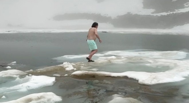 Kaçkar'a tırmandı, buzla kaplı gölde yüzdü