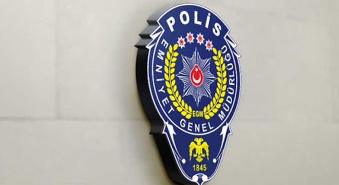 Kaçmaya çalışırken polis aracına çarpınca yakalandı