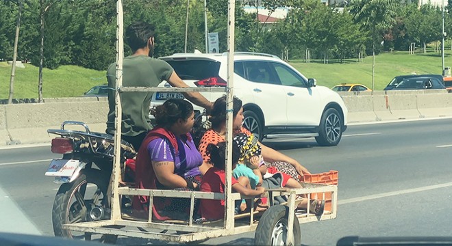 Kadıköy D-100'de tehlikeli yolculuk kamerada