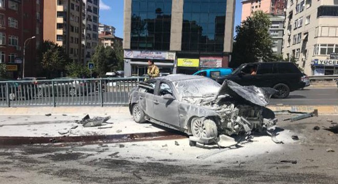 Kadıköy'de akıl almaz kaza: Fırlayan demir bir araca saplandı