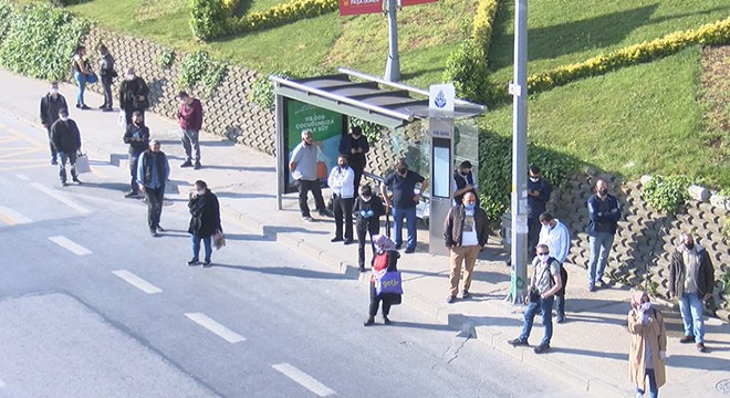 Kadıköy'de duraklarda otobüs beklediler