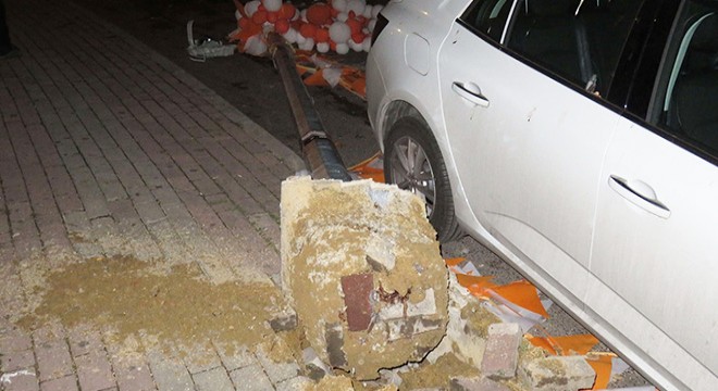 Kadıköy'de lodos aydınlatma direğini devirdi