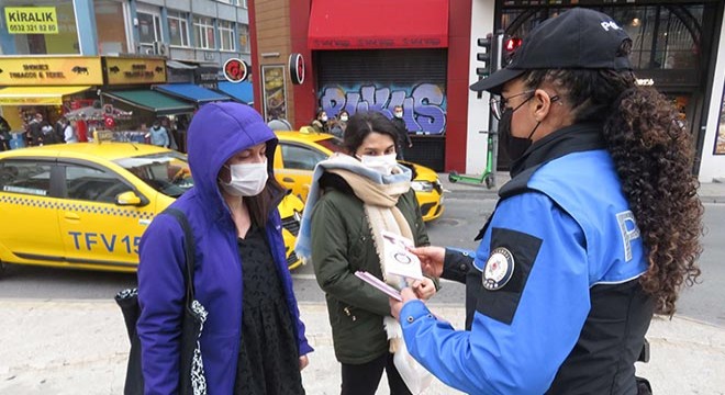 Kadıköy'de polisten kadınlara "KADES" bilgilendirmesi