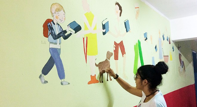 Kadın doktorlar Burdur'da okul boyadı