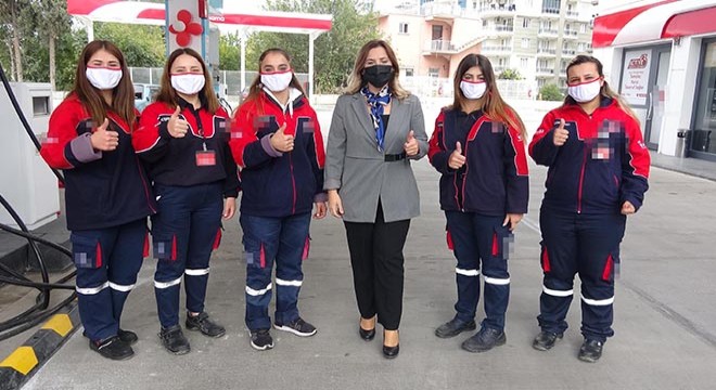 Kadın işletmecinin akaryakıt istasyonunda kadınlar çalışıyor