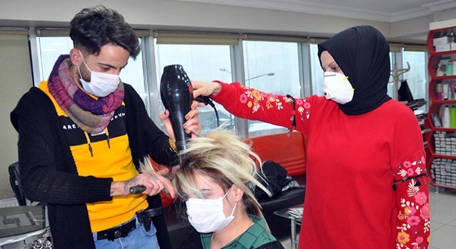 Kadın kuaförlerinde maskeli hizmet